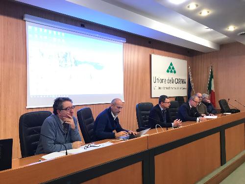 L'assessore regionale alle Risorse agroalimentari e forestali, Stefano Zannier, nel corso dell'incontro a Tolmezzo.

